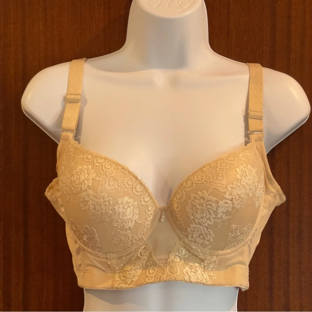 NWOT Nude Lace Underwire Bra Elegant Full Support Lingerie